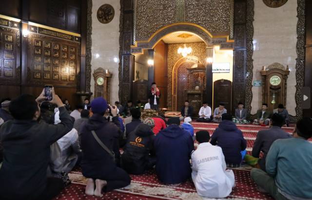 bupati-wonosobo-ikuti-tarawih-keliling-di-masjid-baiturrahman-dieng